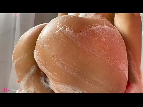 ❤️ Brunette si masturba a figa cù un vibratore per un orgasmu intensu in a doccia ❤ Porno à noi