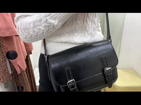 ❤️ Masturbazione publica di a ghjovana cagna FeralBerry cù un dildo in a sala di prove ❤ Porno à noi