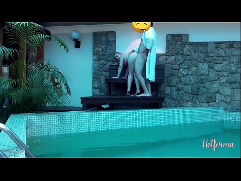 ❤️ Boss invita a cameriera à a piscina, ma ùn pudia resiste à un caldu ❤ Porno à noi
